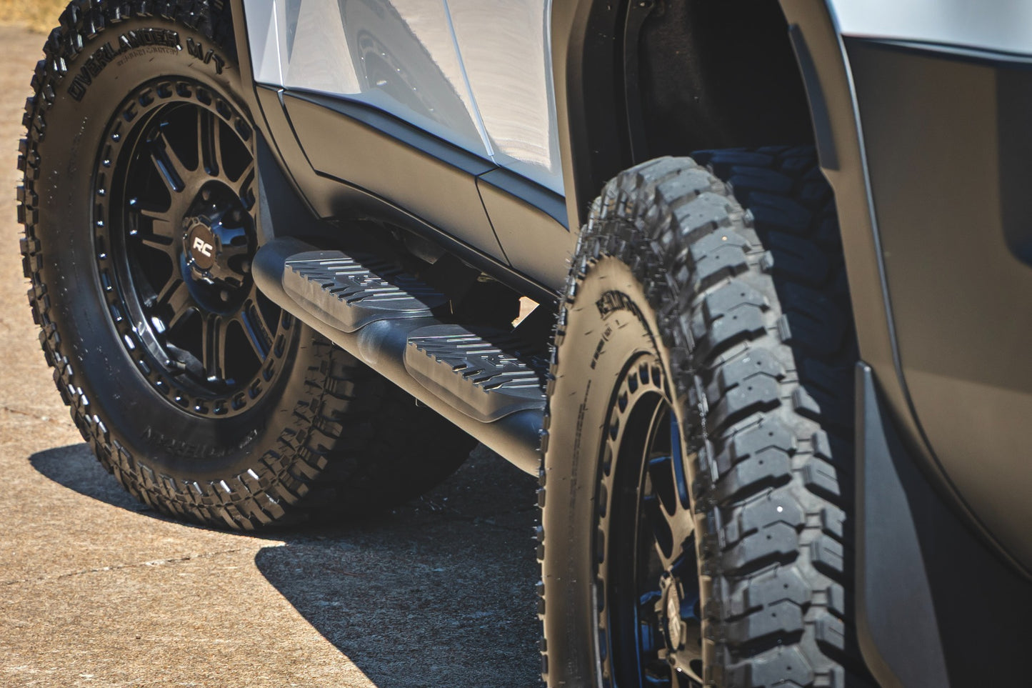 Oval Nerf Steps | Black | Toyota Land Cruiser 4WD (2024-2025)